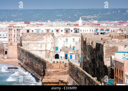 Vue panoramique depuis le toit-terrasse du Riad Mimouna à Essaouira, Maroc, Afrique du Nord. Banque D'Images