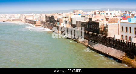 Vue panoramique depuis le toit-terrasse du Riad Mimouna à Essaouira, Maroc, Afrique du Nord. Banque D'Images