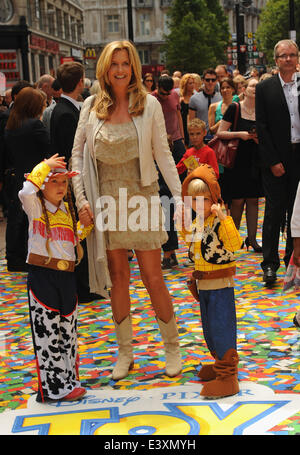 Juillet 18, 2010 - Londres, Angleterre, Royaume-Uni - Penny Lancaster assiste à la première UK de 'Toy Story 3' à l'Empire Leicester Square. (Crédit Image : © Ferdaus Shamim/ZUMA/ZUMAPRESS.com) fil Banque D'Images