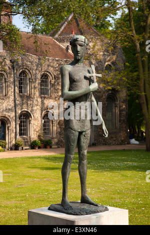 Royaume-uni l'Angleterre, dans le Suffolk, Bury St Edmunds, Dame Elisabeth Frink statue de St Edmund Banque D'Images