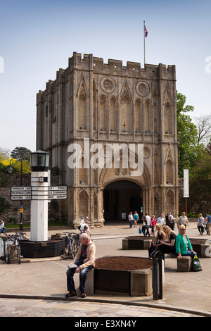 Royaume-uni l'Angleterre, dans le Suffolk, Bury St Edmunds, Angel Hill, statue de sel et signpost Abbey Gate Banque D'Images