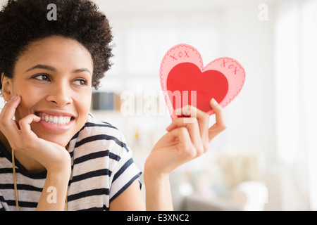 Black woman holding heart-shape Valentine Banque D'Images