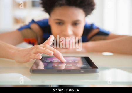 Black woman using digital tablet Banque D'Images