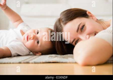 La mère et l'enfant jouer dans la salle de séjour Banque D'Images