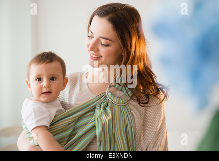 Maman de transporter bébé en sling Banque D'Images