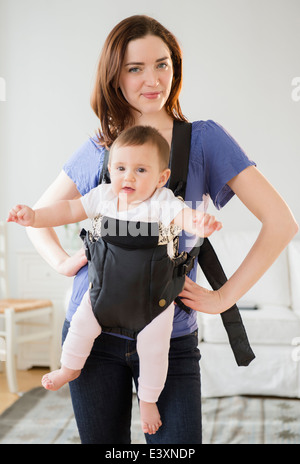 Maman de transporter bébé en sling Banque D'Images