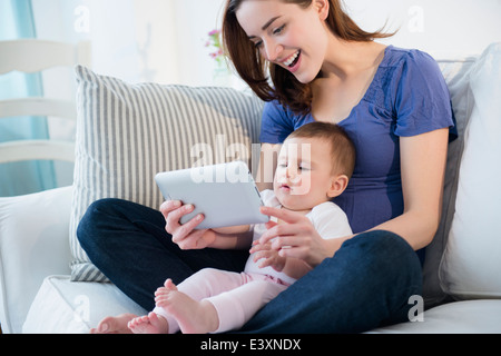 La mère et l'enfant using digital tablet Banque D'Images