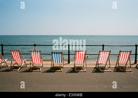 Rangée de chaises longues sur le front de mer Banque D'Images