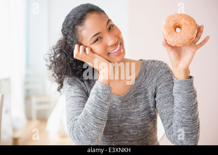 Mixed Race woman eating Banque D'Images