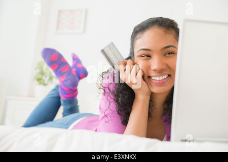 Mixed Race woman shopping online Banque D'Images