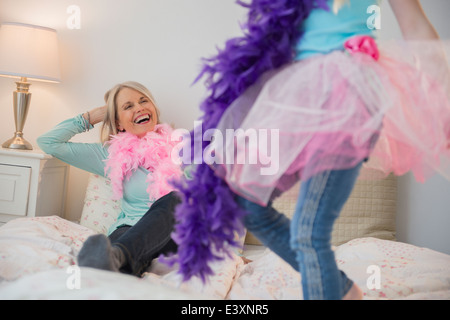 Woman and granddaughter playing dress up Banque D'Images