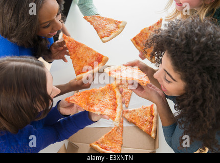 Eating pizza together Banque D'Images