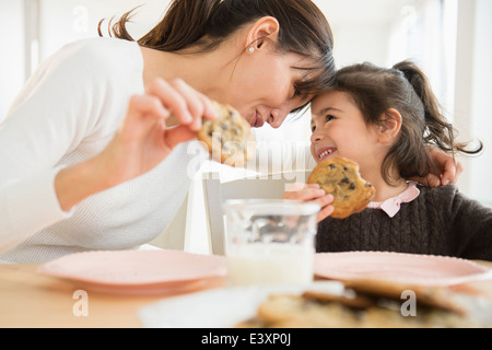 Hispanic mother and daughter manger ensemble Banque D'Images