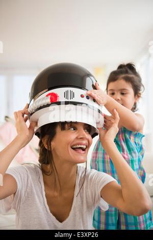 Hispanic mother and daughter playing dress up Banque D'Images