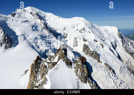 VUE AÉRIENNE.Aiguille du midi (altitude : 3842m) et Mont-blanc (altitude : 4810m).Chamonix Mont-blanc, haute-Savoie, Auvergne-Rhône-Alpes, France. Banque D'Images