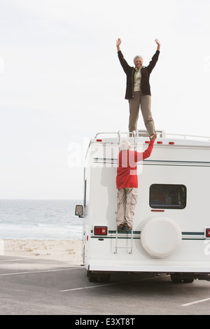 Mixed Race woman cheering sur RV Banque D'Images