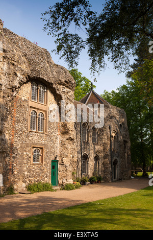 Royaume-uni l'Angleterre, dans le Suffolk, Bury St Edmunds, les maisons construites dans la ruine et dans ancienne abbaye avant de l'ouest Banque D'Images