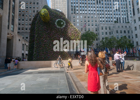 Les visiteurs d'observer la sculpture de Jeff Koons 'Split-Rocker' dévoilée à Rockefeller Plaza à New York Banque D'Images
