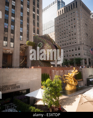 Les visiteurs d'observer la sculpture de Jeff Koons 'Split-Rocker' dévoilée à Rockefeller Plaza à New York Banque D'Images