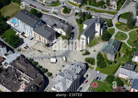 VUE AÉRIENNE.Place de l'église avec la paroisse catholique de Saint-Bernard.Chamonix Mont-blanc, haute-Savoie, Auvergne-Rhône-Alpes, France. Banque D'Images