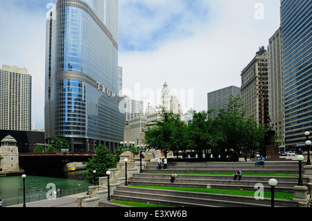 Le 2ème plus haut bâtiment de Chicago, la Trump Tower, le long de la rivière Chicago. Banque D'Images