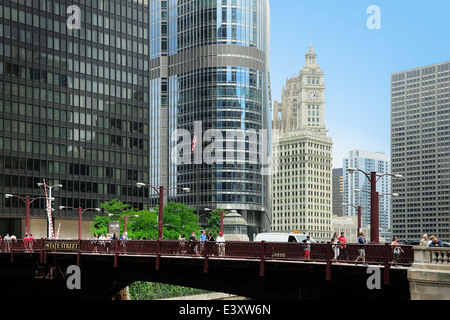 Le 2ème plus haut bâtiment de Chicago, la Trump Tower, le long de la rivière Chicago. Banque D'Images