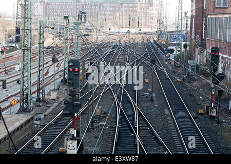 Vue d'en haut sur un grand nombre de voies de chemin de fer dans la région de Hambourg, Allemagne Banque D'Images