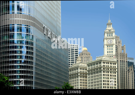 Le 2ème plus haut bâtiment de Chicago, la Trump Tower, le long de la rivière Chicago. Banque D'Images