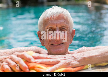 Young man relaxing in swimming pool Banque D'Images