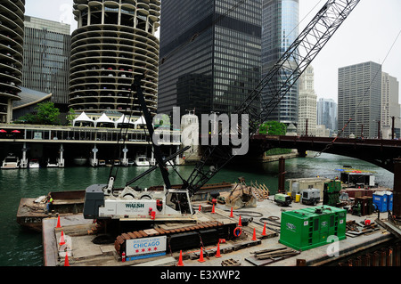 Barge à Chicago's State Street Bridge d'effectuer des réparations et des mises à niveau de Riverwalk. Banque D'Images