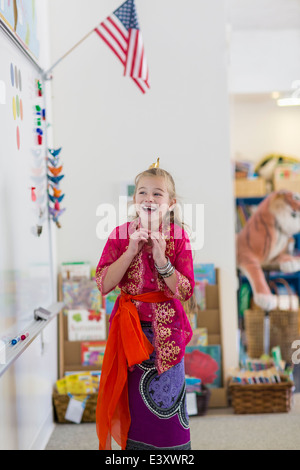 Caucasian girl wearing vêtements traditionnels en classe Banque D'Images