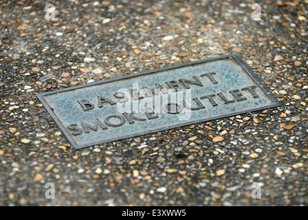 Londres, Angleterre, Royaume-Uni. Sortie de la fumée sous-sol dans la chaussée (exutoires de fumée et de l'accès (voir description) Banque D'Images