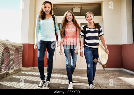 Adolescentes marche sur le campus de l'école Banque D'Images