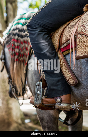 Caucasian man riding horse Banque D'Images