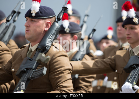 Régiment royal de fusiliers, marche dans Warwick Banque D'Images