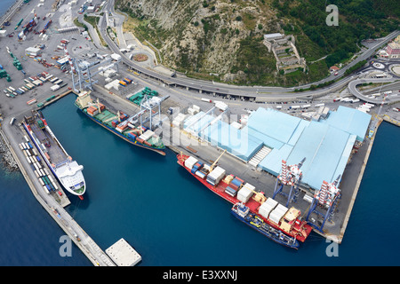 VUE AÉRIENNE.Navires-conteneurs le long des quais de chargement dans le port commercial de Savona.Begeggi, province de Savona, Ligurie, Italie. Banque D'Images