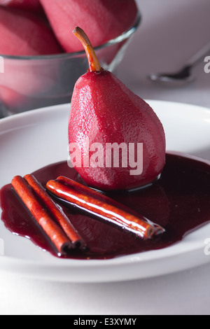 Poire pochée au vin rouge avec des épices Banque D'Images