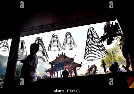 Rangées de joss sticks spirale en silhouette pendaison au temple Banque D'Images