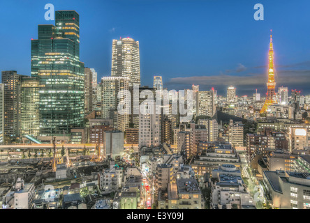 Tokyo cityscape éclairés la nuit, Tokyo, Japon Banque D'Images