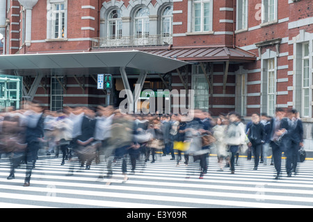 Vue brouillée des piétons traversant la rue de la ville Banque D'Images