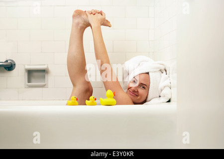 Caucasian woman playing in bath Banque D'Images