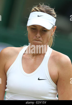 Wimbledon, Londres, Royaume-Uni. 1er juillet 2014. Maria Sharapova la Russie réagit au cours de la quatrième série de match contre l'Allemagne à l'Angelique Kerber Wimbledon Wimbledon en 2014, le sud-ouest de Londres, le 1er juillet 2014. Sharapova a perdu le match 1-2. Credit : Meng Yongmin/Xinhua/Alamy Live News Banque D'Images