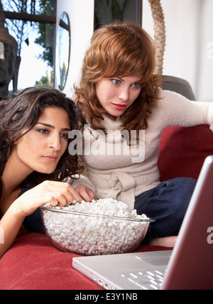 Les femmes regarder la vidéo sur l'ensemble ordinateur portable Banque D'Images