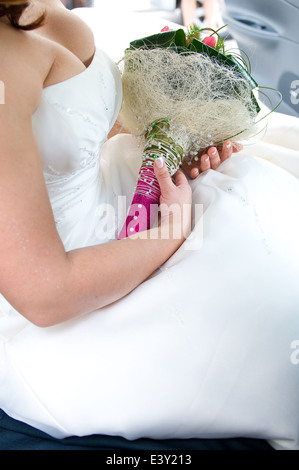 Bride holding bouquet Banque D'Images