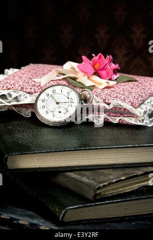 Old watch et livres sur vintage suitcase Banque D'Images