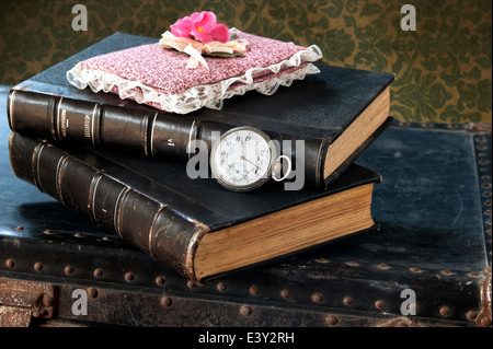 Old watch et livres sur vintage suitcase Banque D'Images