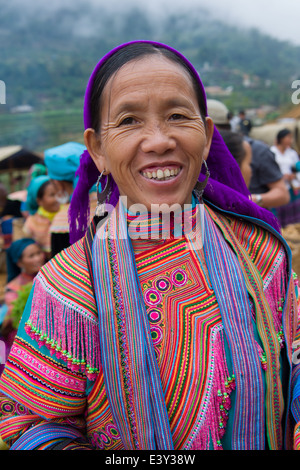 Smiling woman Flower Hmong au marché de Cancau. près de Bac Ha, Vietnam Banque D'Images