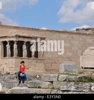 Femme en face du porche de cariatides. Erechtheion temple antique ruines à l'acropole d'Athènes, Grèce. Banque D'Images