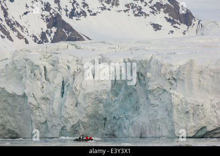 Zodiac en face de l'Samarinbreen Glacier, Hornsund, l'île du Spitzberg, archipel du Svalbard, Norvège Banque D'Images