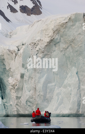 Zodiac en face de l'Samarinbreen Glacier, Hornsund, l'île du Spitzberg, archipel du Svalbard, Norvège Banque D'Images